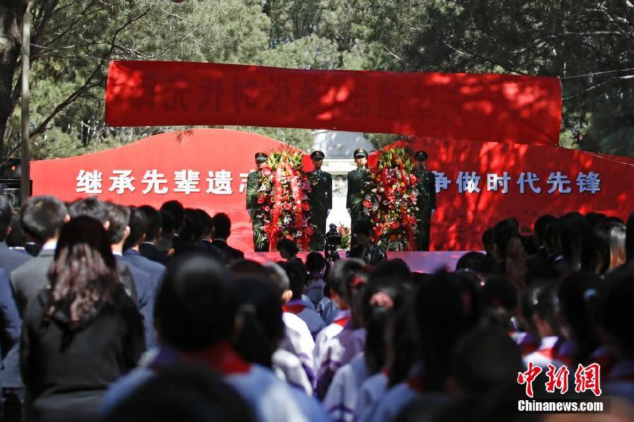 北京大學(xué)生文明祭掃 小提琴演奏祭先烈