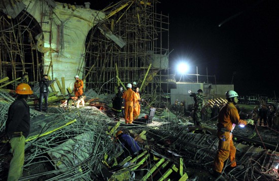 昆明新機(jī)場(chǎng)在建橋梁垮塌7人死亡34人受傷(圖)