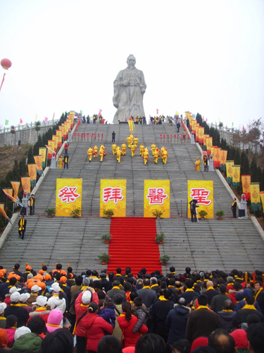 河南西峽萬余人醫(yī)圣山下拜“醫(yī)圣”