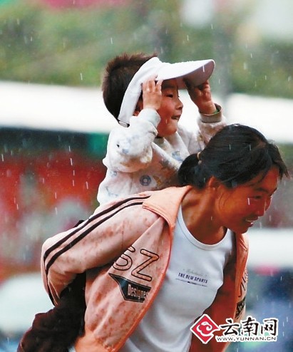 云南大部出現(xiàn)降雨 人工春雨潤昆明 難解旱情