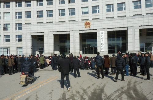 遼寧莊河上千民眾政府前下跪 官方回應(yīng)