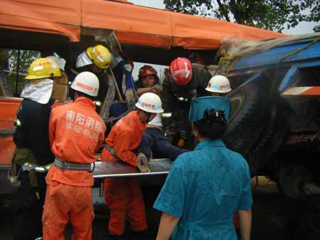 南陽一貨車撕開依維柯客車 6人被困