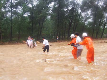 河南三門峽消防官兵：八一建軍節(jié)奮戰(zhàn)在抗洪第一線