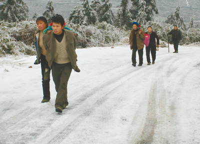 直擊冰災(zāi)嚴(yán)重五省區(qū):冰雪中，用心溫暖上學(xué)路 圖