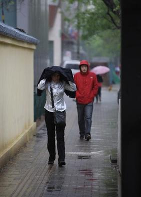 北京地鐵設(shè)備遭雷擊 部分列車運行受影響(圖)