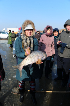 冰湖騰魚：盤錦市冬捕文化節(jié)開幕