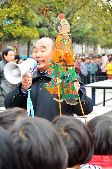 鄭州大學(xué)賽扶團(tuán)隊感受羅山皮影文化魅力