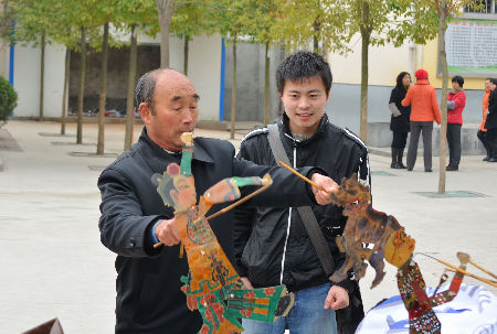 鄭州大學(xué)賽扶團(tuán)隊感受羅山皮影文化魅力