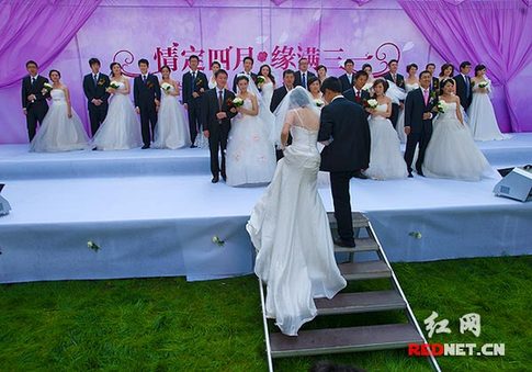 湖南首屆網(wǎng)絡(luò)婚博會：20對新人集體步入婚姻殿堂(圖)