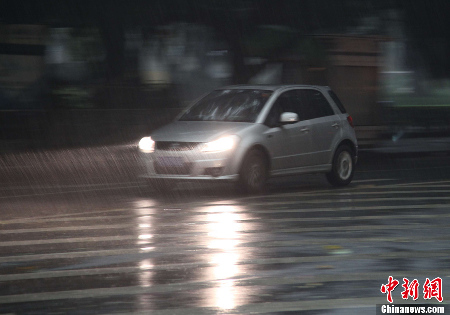 廣州再遭強(qiáng)雷暴雨襲擊 白晝?nèi)缫? style=