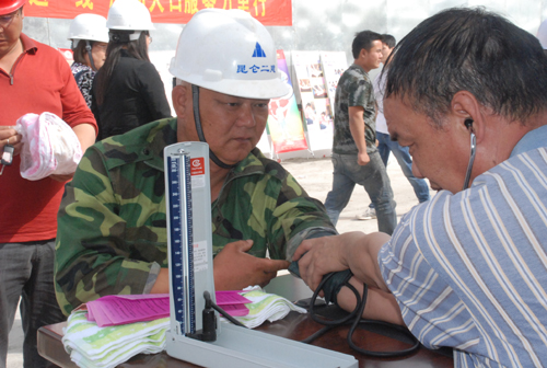 兵團(tuán)建工師舉辦流動人口計劃生育服務(wù)萬里行活動