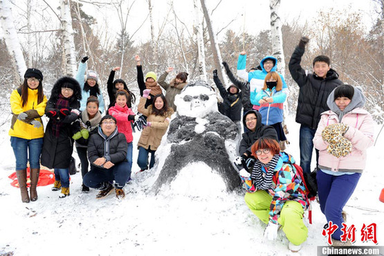 長(zhǎng)春市民堆“鳥(niǎo)叔”雪人 大跳騎馬舞