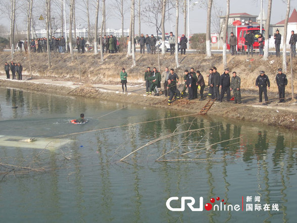 河南商丘一客車墜入池塘致12人遇難 幸存者救出多名乘客