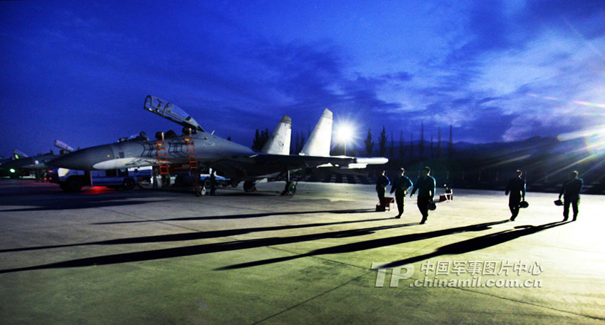 高清組圖：中國(guó)空軍蘇-27UBK型戰(zhàn)斗教練機(jī)