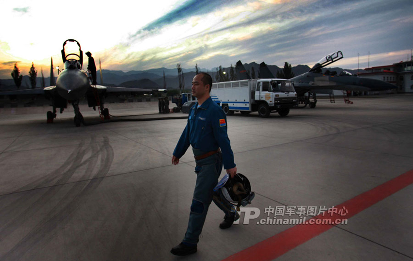 高清組圖：中國空軍蘇-27UBK型戰(zhàn)斗教練機