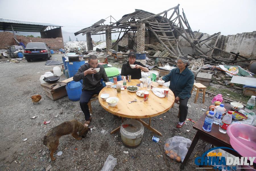 中國日報聚焦蘆山地震之堅守篇