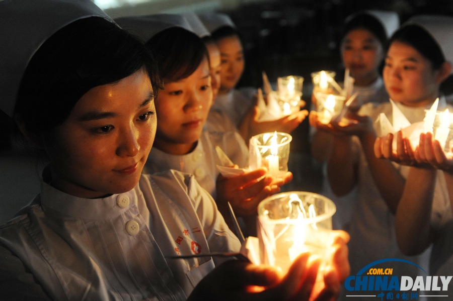 中國日報(bào)聚焦蘆山地震之祈福篇