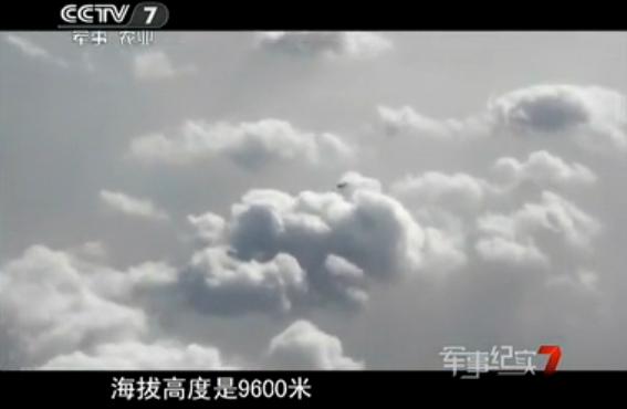 殲-10座艙蓋高空爆炸 飛行員放棄跳傘返航