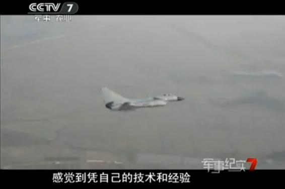 殲-10座艙蓋高空爆炸 飛行員放棄跳傘返航