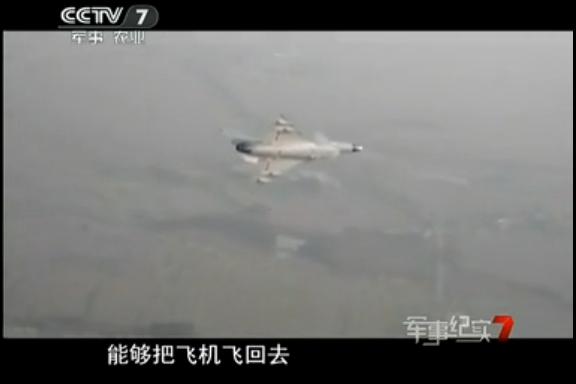 殲-10座艙蓋高空爆炸 飛行員放棄跳傘返航