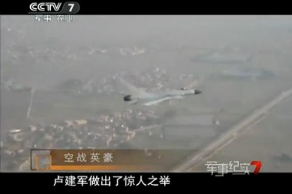 殲-10座艙蓋高空爆炸 飛行員放棄跳傘返航