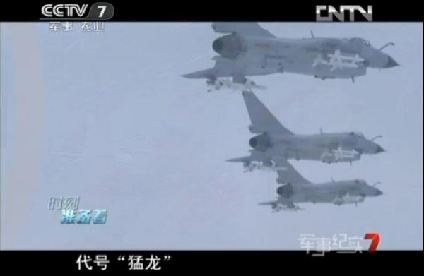 殲-10座艙蓋高空爆炸 飛行員放棄跳傘返航