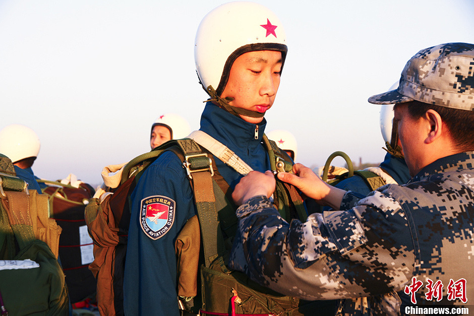 中國(guó)空軍新一批殲擊機(jī)飛行學(xué)員完成首次空中跳傘