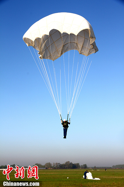 中國空軍新一批殲擊機飛行學員完成首次空中跳傘