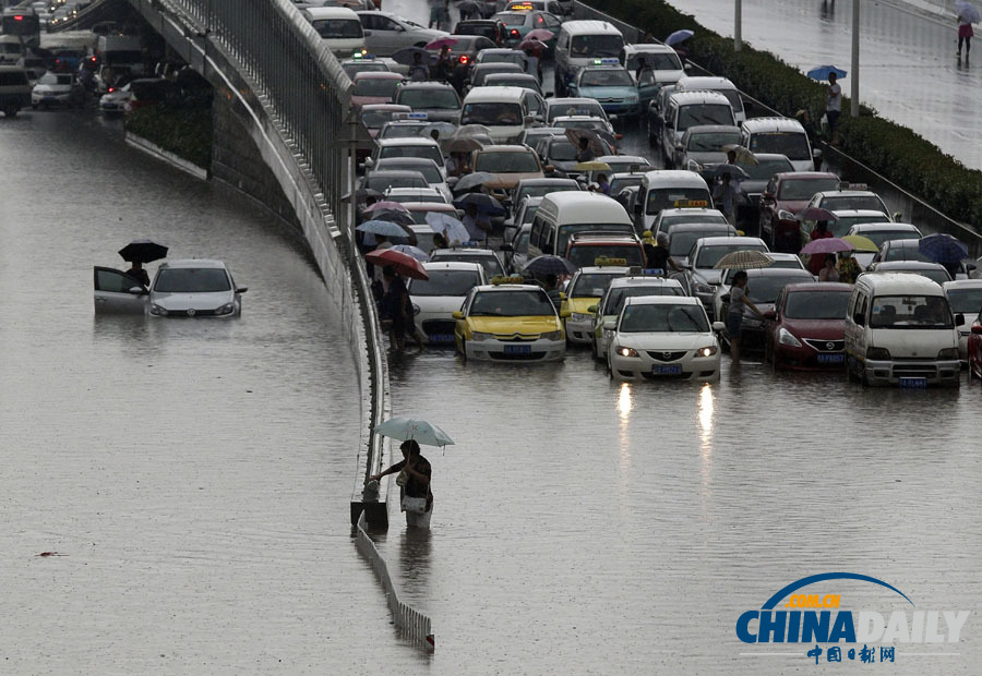 武漢遭遇暴雨 市區(qū)多處積水