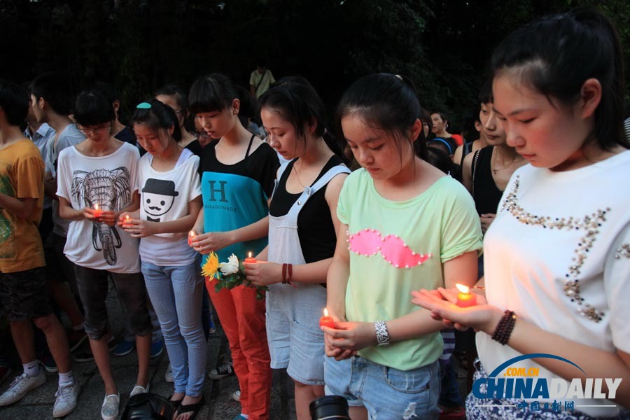 浙江江山市民為韓亞空難遇難中國女生默哀祈福