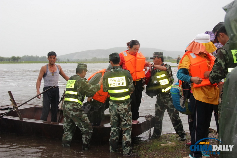 呼倫貝爾遇強降雨 武警成功解救50余名被困者