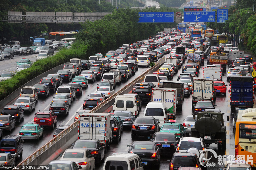 暴雨過(guò)后廣州全城大塞車 車龍匯聚車速慢如蝸牛