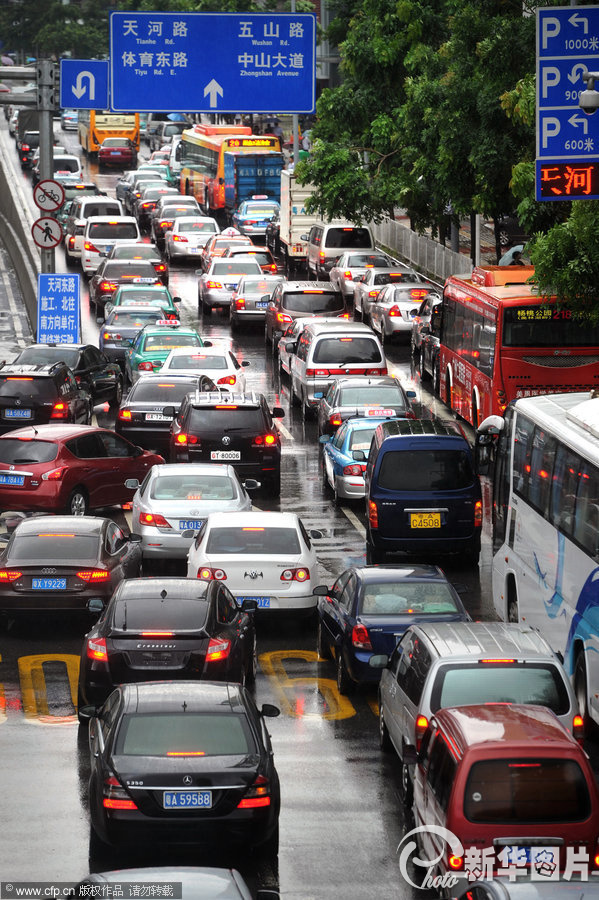 暴雨過后廣州全城大塞車 車龍匯聚車速慢如蝸牛