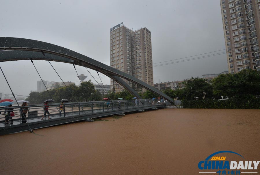 昆明遭暴雨侵襲 街頭積水嚴(yán)重交通癱瘓