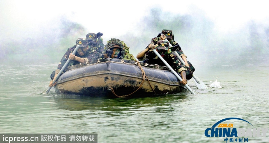 成都軍區(qū)戰(zhàn)士舉行水下演習(xí) 陌生水域磨利劍