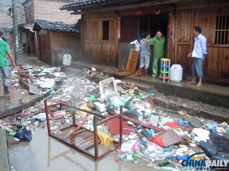 福建寧德：臺風(fēng)“潭美”過后忙自救