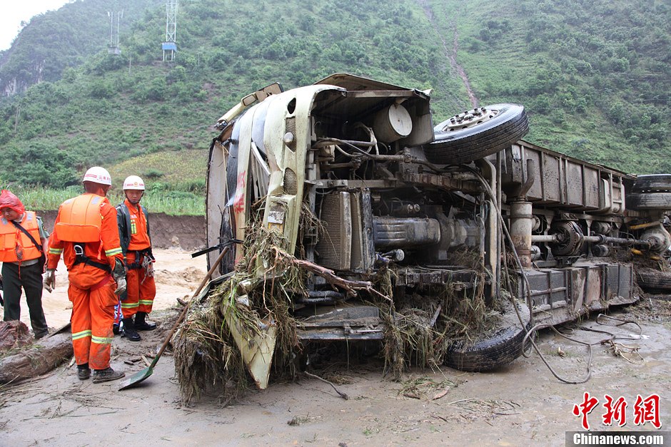 云南山洪泥石流沖斷路橋 2車墜河致4人死7人失蹤