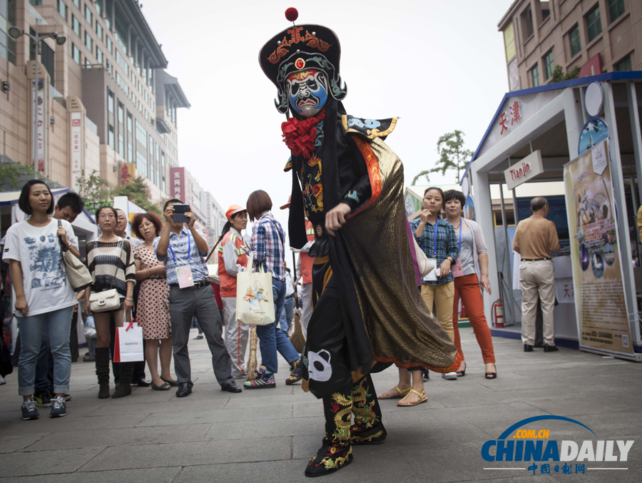 世界旅游城市聯(lián)合會會員城市北京巡展 異國風(fēng)情涌動王府井