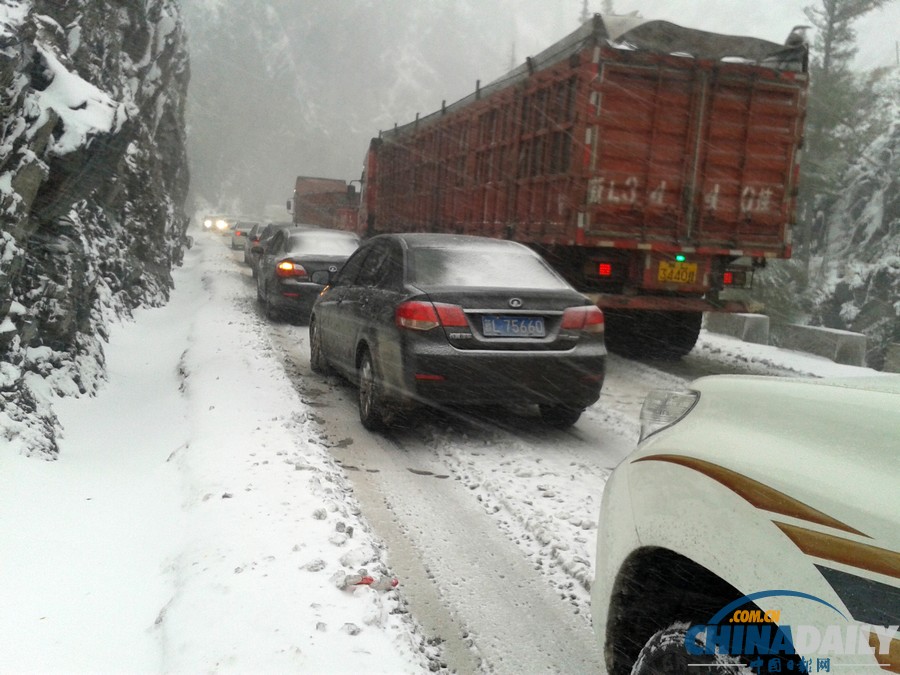 新疆哈密迎來降雪天氣 山區(qū)路段車輛擁堵滯留