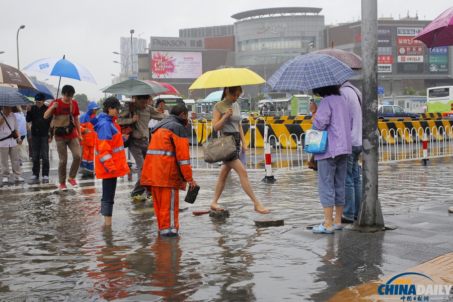 上海：暴雨造成50多條段馬路積水