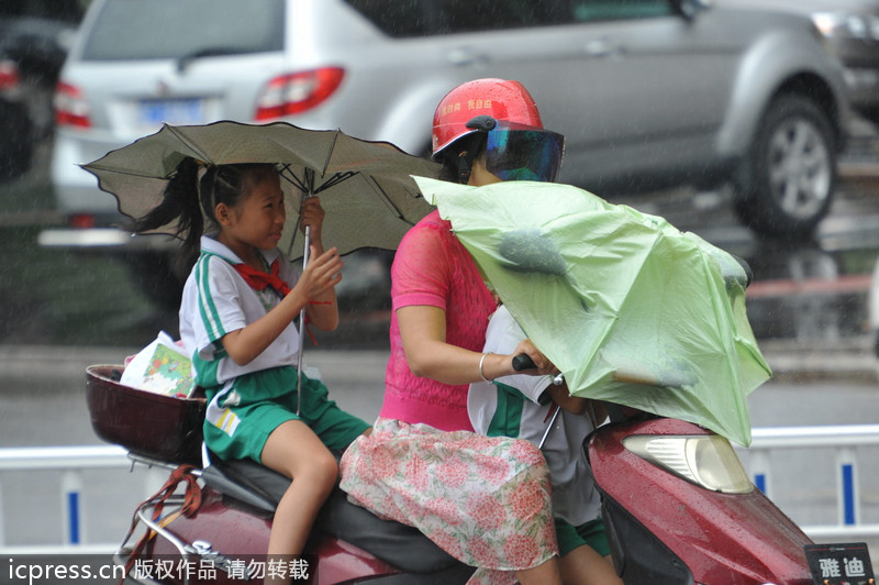 臺風“百合”逼近海南 瓊海市民躲雨避風各有高招