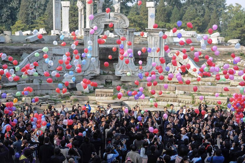 北京六百高中生圓明園內(nèi)舉行成人禮