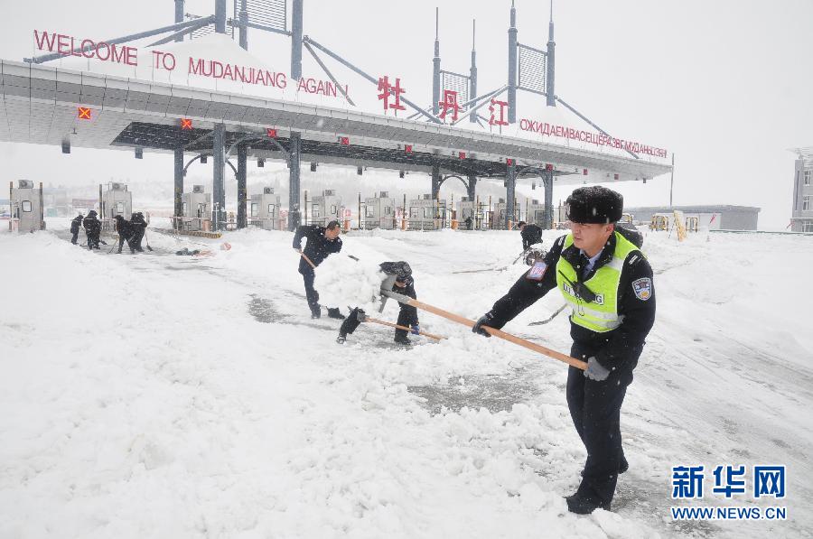 吉林黑龍江“暴雪圍城” 多地中小學(xué)19日繼續(xù)停課