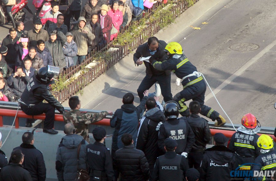 杭州鬧市區(qū)男子手持尖刀跳高架橋 消警聯(lián)手營救