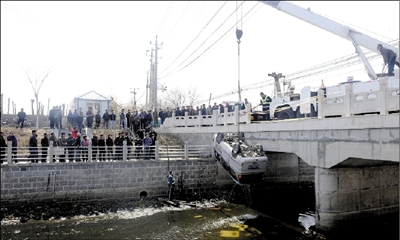 面包翻入河溝 過路城管施救