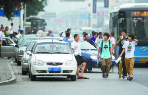 通州私車組建出租車隊(duì)受質(zhì)疑 壓力太大就關(guān)張