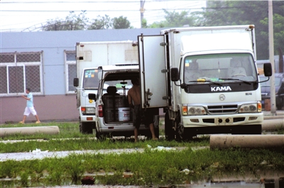 北京城南多家建材城假漆泛濫 黑窩點(diǎn)日產(chǎn)數(shù)噸假漆