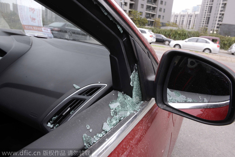 北京立水橋數(shù)十輛車被砸車窗 車內(nèi)物品丟失