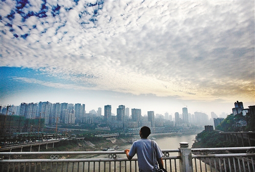 “剛蘇醒的重慶，天空好美”