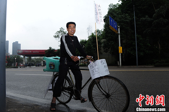 重慶街頭現(xiàn)自行車流動“理發(fā)店”